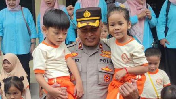 Polsek Pesanggrahan kenalkan tugas-tugas polisi kepada anak-anak PAUD.