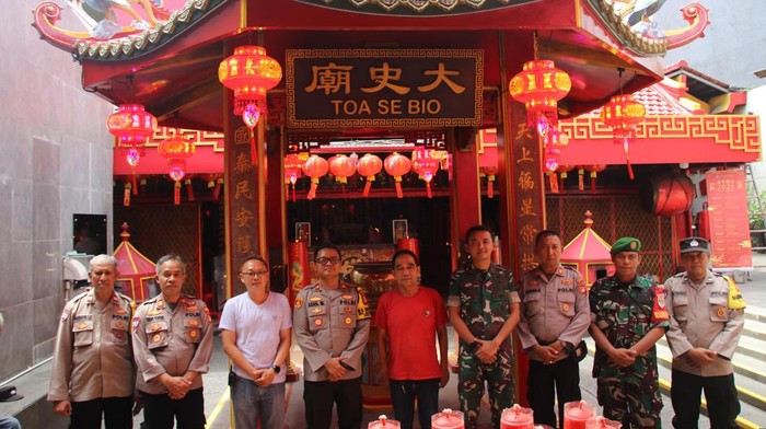 Polsek Tamansari mengecek keamanan di vihara jelang perayaan Imlek 2024.