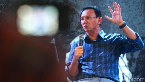 Mantan Komisaris Utama Pertamina yang juga Kader PDI Perjuangan Basuki Tjahaja Purnama atau Ahok berbicara kepada audien dan pendukungnya dalam diskusi bertajuk Ahok is Back yang diselenggarakn di Jakarta, Kamis (8/2/2024).