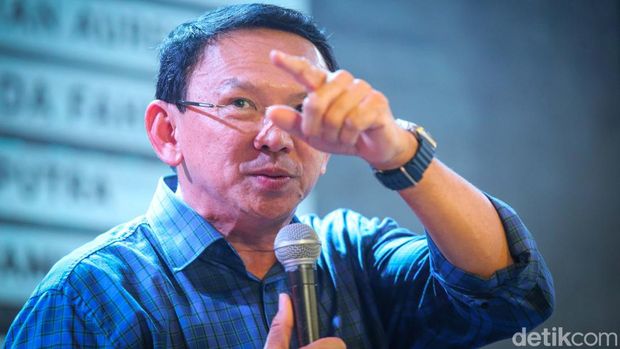 Mantan Komisaris Utama Pertamina yang juga Kader PDI Perjuangan Basuki Tjahaja Purnama atau Ahok berbicara kepada audien dan pendukungnya dalam diskusi bertajuk Ahok is Back yang diselenggarakn di Jakarta, Kamis (8/2/2024).