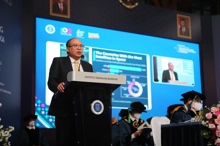 Prof Josaphat Tetuko saat memberikan orasi ilmiah di kampus ITB pada Juli 2022 lalu.