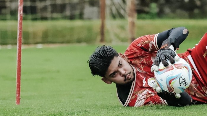 Kiper PSS Sleman, Anthony Pinthus dalam sebuah sesi latihan. Foto diunggah Kamis (8/2/2024).