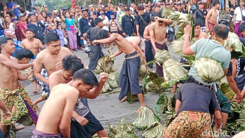 Puluhan pemuda di Desa Adat Selat, Kecamatan Selat, Kabupaten Karangasem, Bali, kembali mengikuti tradisi siat sarang atau perang sarang pada Kamis (8/2/2024). (Foto: I Wayan Selamat Juniasa/detikBali)