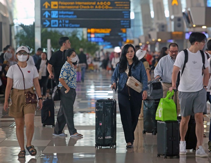 Calon penumpang pesawat berjalan di selasar Terminal 3 Bandara Soekarno-Hatta, Tangerang, Banten, Kamis (8/2/2024). PT Angkasa Pura II Cabang Bandara Soekarno-Hatta mencatat puncak perjalanan liburan panjang Isra Mikraj dan Imlek melalui Bandara Soetta terjadi pada Kamis (8/2) dengan total 1.020 penerbangan dan jumlah penumpang sebanyak 159.554 orang. ANTARA FOTO/Muhammad Iqbal/tom.
