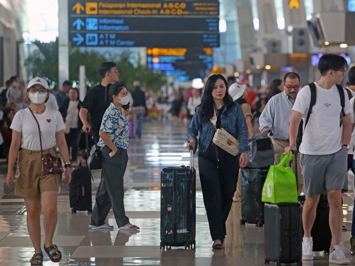 Calon penumpang pesawat berjalan di selasar Terminal 3 Bandara Soekarno-Hatta, Tangerang, Banten, Kamis (8/2/2024). PT Angkasa Pura II Cabang Bandara Soekarno-Hatta mencatat puncak perjalanan liburan panjang Isra Mikraj dan Imlek melalui Bandara Soetta terjadi pada Kamis (8/2) dengan total 1.020 penerbangan dan jumlah penumpang sebanyak 159.554 orang. ANTARA FOTO/Muhammad Iqbal/tom.