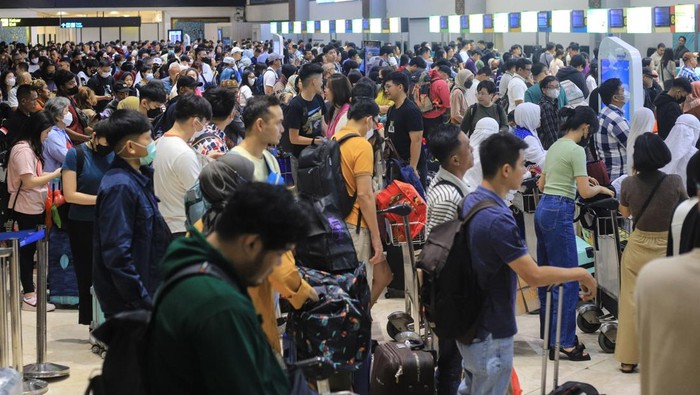 Calon penumpang pesawat berjalan di selasar Terminal 3 Bandara Soekarno-Hatta, Tangerang, Banten, Kamis (8/2/2024). PT Angkasa Pura II Cabang Bandara Soekarno-Hatta mencatat puncak perjalanan liburan panjang Isra Mikraj dan Imlek melalui Bandara Soetta terjadi pada Kamis (8/2) dengan total 1.020 penerbangan dan jumlah penumpang sebanyak 159.554 orang. ANTARA FOTO/Muhammad Iqbal/tom.