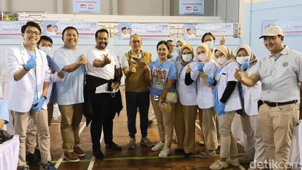 Relawan dari paslon nomor urut 2, Prabowo-Gibran menggelar acara 'Gebyar Indonesia Sehat' dengan agenda pemeriksaan kesehatan gratis untuk 1.000 orang. (Devandra AP/detikcom)