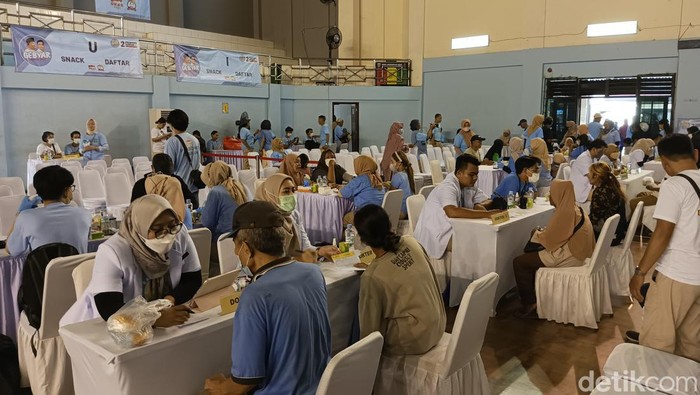 Relawan dari paslon nomor urut 2, Prabowo-Gibran menggelar acara Gebyar Indonesia Sehat dengan agenda pemeriksaan kesehatan gratis untuk 1.000 orang. (Devandra AP/detikcom)