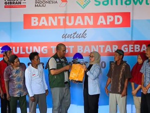Relawan Samawi Realisasikan Janji Gibran Beri APD ke Pemulung di Bekasi