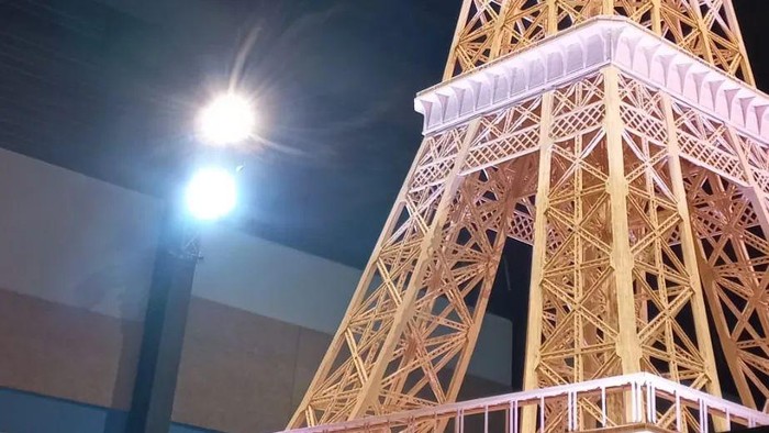 Replika Menara Eiffel dari korek tertinggi.
