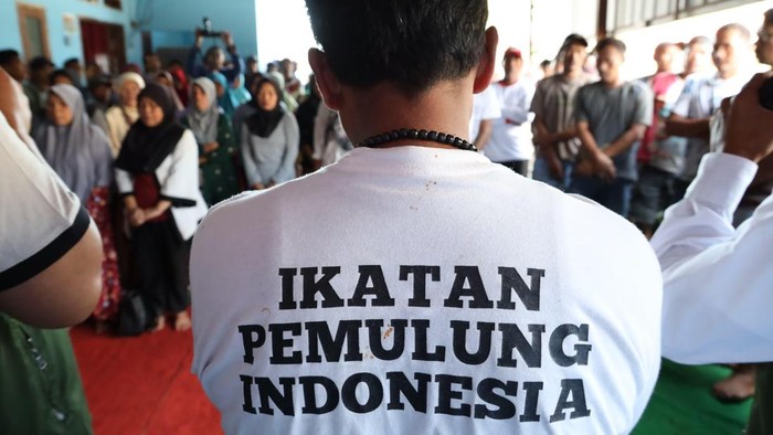 Sekretaris SAMAWI (Solidaritas Ulama Muda Jokowi) Wardah Cholied memberikan sumbang bantuan 2500 APD (alat pelindung diri) untuk Pemulung di Bantar Gebang, Bekasi, Kamis (8/2/2024).