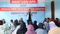 Bantuan diserahkan oleh Wardah Cholied Sekretaris Wilayah SAMAWI Jadetabek. 