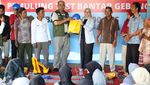 Samawi Bagi-bagi APD untuk Pemulung