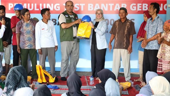 Samawi Bagi-bagi APD untuk Pemulung Sekretaris SAMAWI (Solidaritas Ulama Muda Jokowi) Wardah Cholied memberikan sumbang bantuan 2500 APD (alat pelindung diri) untuk Pemulung di Bantar Gebang, Bekasi, Kamis (8/2/2024).
