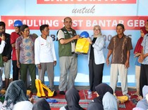 Samawi Bagi-bagi APD untuk Pemulung