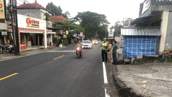 Satlantas Polres Tabanan saat melakukan olah TKP di lokasi kecelakaan di Jalan Denpasar-Singaraja, Desa Luwus, Tabanan, Bali, Rabu (7/2/2024). (Foto: Satlantas Tabanan)