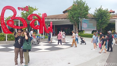 Sejumlah penumpang tiba di Bandara Internasional I Gusti Ngurah Rai, Kamis (8/2/2024). (Foto: Aryo Mahendro/detikBali)