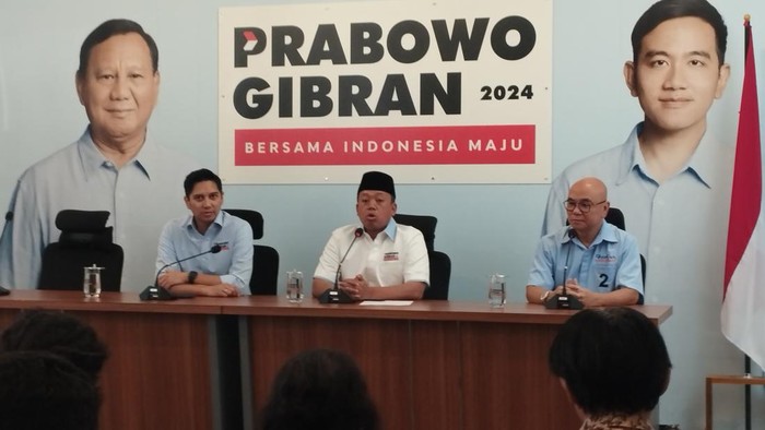 Sekretaris TKN Prabowo-Gibran, Nusron Wahid dalam konferensi pers di Media Center TKN Prabowo-Gibran
