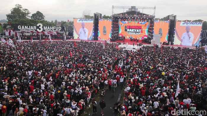 Calon Presiden nomor urut 3 Ganjar Pranowo bersama calon wakil presiden Mahfud MD melakukan simulasi pencoblosan saat kampanye akbar di di RTH Maron, Kabupaten Banyuwangi, Jawa Timur, Rabu (8/2/2024).