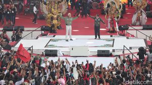 Ganjar-Mahfud Sapa Pendukung saat Kampanye Akbar di Banyuwangi