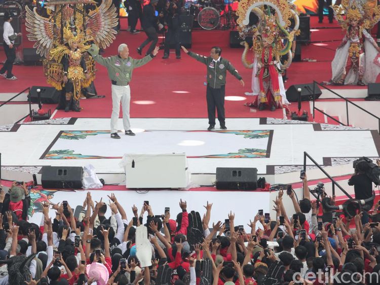 Ganjar-Mahfud Sapa Pendukung saat Kampanye Akbar di Banyuwangi