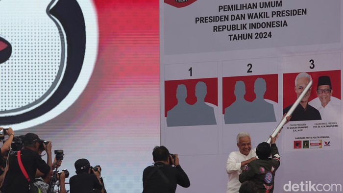Semangat Ganjar-Mahfud Sapa Pendukung saat Kampanye Akbar di Banyuwangi Calon Presiden nomor urut 3 Ganjar Pranowo bersama calon wakil presiden Mahfud MD melakukan simulasi pencoblosan saat kampanye akbar di di RTH Maron, Kabupaten Banyuwangi, Jawa Timur, Rabu (8/2/2024).