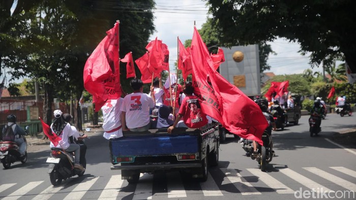 Simpatisan Ganjar Mahfud Arak-Arakan Menuju Lokasi Kampanye di Banyuwangi Simpatisan dan pendukung calon presiden Ganjar Pranowo berjalan arak-arakan di Banyuwangi, Jawa Timur, Kamis (8/2/2024).