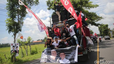Simpatisan Ganjar Mahfud Konvoi Menuju Lokasi Kampanye di Banyuwangi