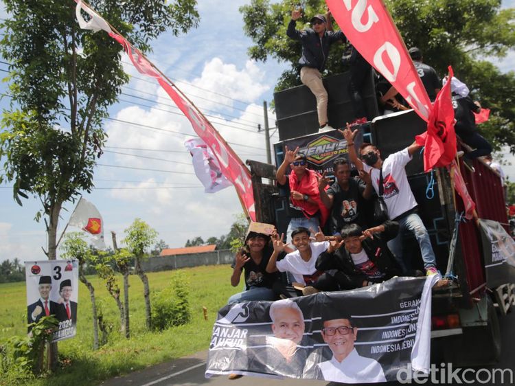 Simpatisan Ganjar Mahfud Konvoi Menuju Lokasi Kampanye di Banyuwangi