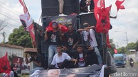 Para pendukung konvoi menggunakan mobil bak terbuka dan sepeda motor.