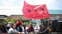 Mereka membentangkan bendera PDIP selama perjalanan menuju ke RTH Maron.