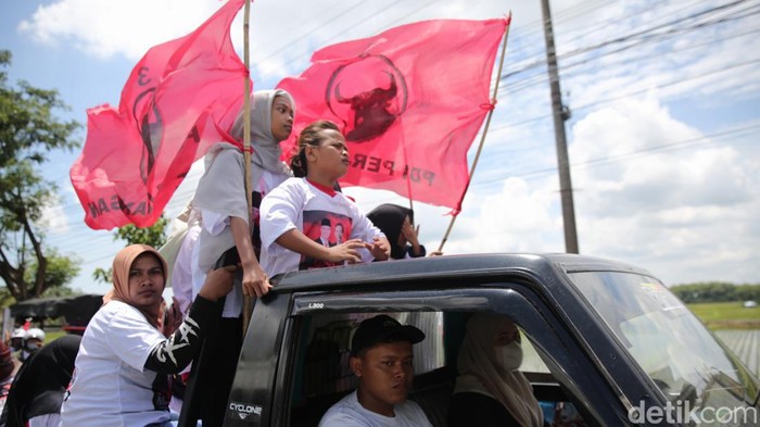 Simpatisan Ganjar Mahfud Arak-Arakan Menuju Lokasi Kampanye di Banyuwangi Simpatisan dan pendukung calon presiden Ganjar Pranowo berjalan arak-arakan di Banyuwangi, Jawa Timur, Kamis (8/2/2024).