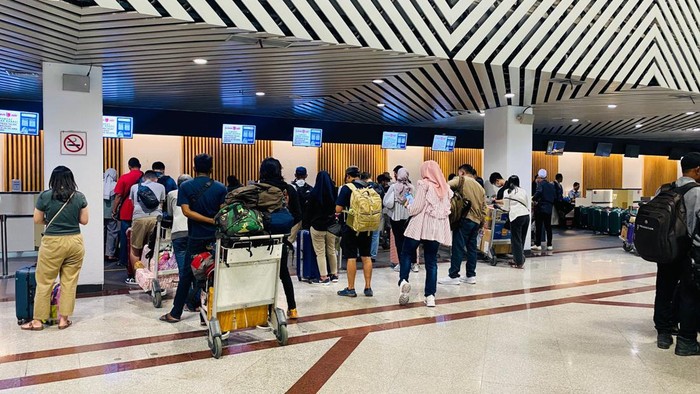 Situasi di Bandara Internasional Juanda pada awal libur panjang Imlek.