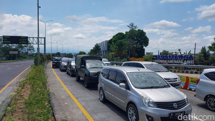Situasi di exit Tol Singosari Malang di hari pertama long weekend Imlek. Belasan ribu kendaraan menuju ke Kota Batu.