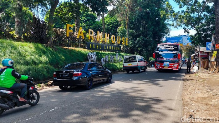 Suasana Arus Lalu Lintas di Kawasan Wisata Lembang