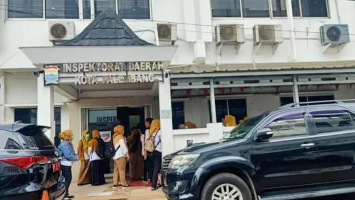 Suasana di Kantor Inspektorat Palembang saat belasan pegawai puskesmas Sabokingking Palembang melaporkan atasannya.