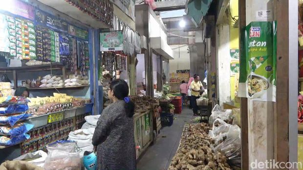 Suasana di Pasar Sidoharjo, Lamongan ketika harga sejumlah komoditi naik imbas cuaca ekstrem.