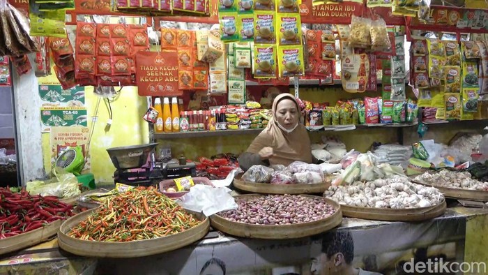 Suasana di Pasar Sidoharjo, Lamongan ketika harga sejumlah komoditi naik imbas cuaca ekstrem.