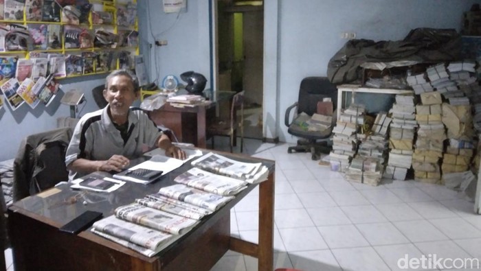 Suprihadi (57), pegawai agen loper koran Equator di Kota Cirebon.