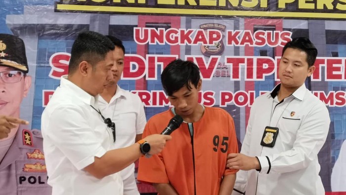 Teguh (24) sopir truk Fuso setelah berhasil diamankan polisi di Palembang.