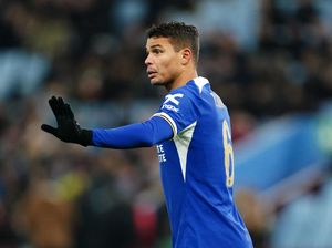 Thiago Silva Gak Starter Lawan Villa, Gara-gara Komentar Sang Istri?