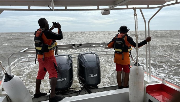 Tim SAR gabungan mencari long boat terbalik di Kabupaten Mimika, Papua Tengah.