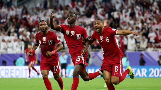 Soccer Football - AFC Asian Cup - Semi Final - Iran v Qatar - Al Thumama Stadium, Doha, Qatar - February 7, 2024 Qatar's Almoez Ali celebrates scoring their third goal with Abdulaziz Hatem REUTERS/Molly Darlington     TPX IMAGES OF THE DAY