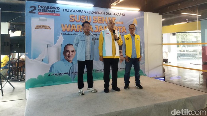 TKD Prabowo-Gibran DKI Jakarta bagi-bagi susu gratis di ratusan titik (Fadil/detikcom)
