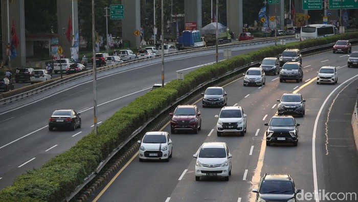 Sejumlah mobil melintasi jalan tol dalam kota yang lenggang, Jakarta, Kamis (8/2/2024). Memasuki libur panjang pada akhir pekan ini, kondisi jalan Tol Dalam kota lancar. Grandyos Zafna/detikcom