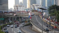 Sejumlah mobil melintasi jalan tol dalam kota yang lenggang, Jakarta, Kamis (8/2/2024). Memasuki libur panjang pada akhir pekan ini, kondisi jalan Tol Dalam kota lancar. 