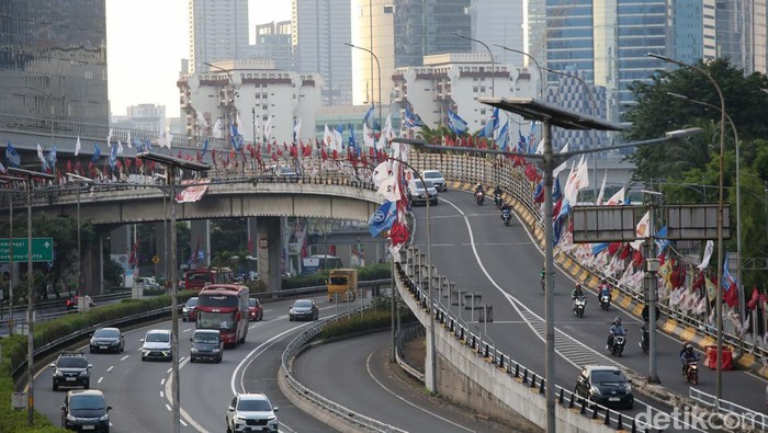 Tol Dalam Kota Lancar Saat Masa Libur Panjang Sejumlah mobil melintasi jalan tol dalam kota yang lenggang, Jakarta, Kamis (8/2/2024). Memasuki libur panjang pada akhir pekan ini, kondisi jalan Tol Dalam kota lancar. Grandyos Zafna/detikcom