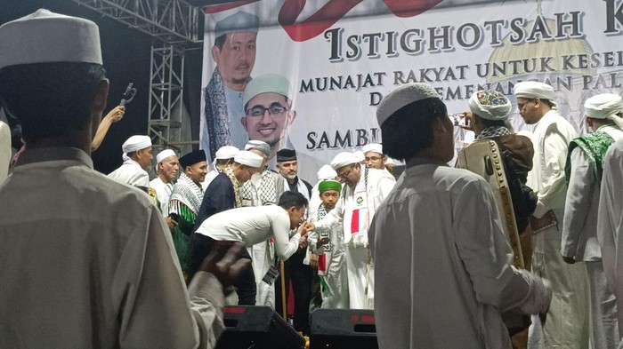 Ulama Habib Rizieq Shihab (HRS) menghadiri acara Istighotsah Kubro di lapangan parkir kawasan Pademangan, Jakarta Utara.