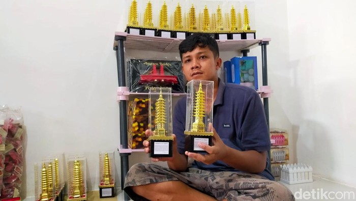 Ulin, perajin miniatur raup cuan karena kebanjiran order jelang Imlek di Palembang.