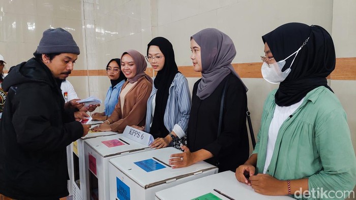 Vina Agnes dan beberapa rekannya ambil bagian sebagai petugas Kelompok Penyelenggaran Pemungutan Suara (KPPS) di Kota Cimahi.